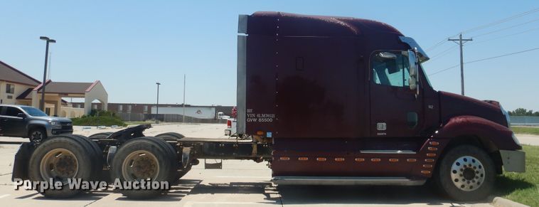 image for item DM5257 2004 Freightliner Columbia 120  semi truck