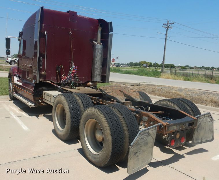 image for item DM5257 2004 Freightliner Columbia 120  semi truck