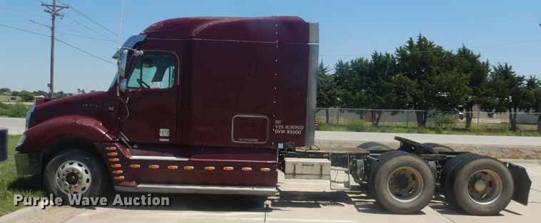 image for item DM5257 2004 Freightliner Columbia 120  semi truck