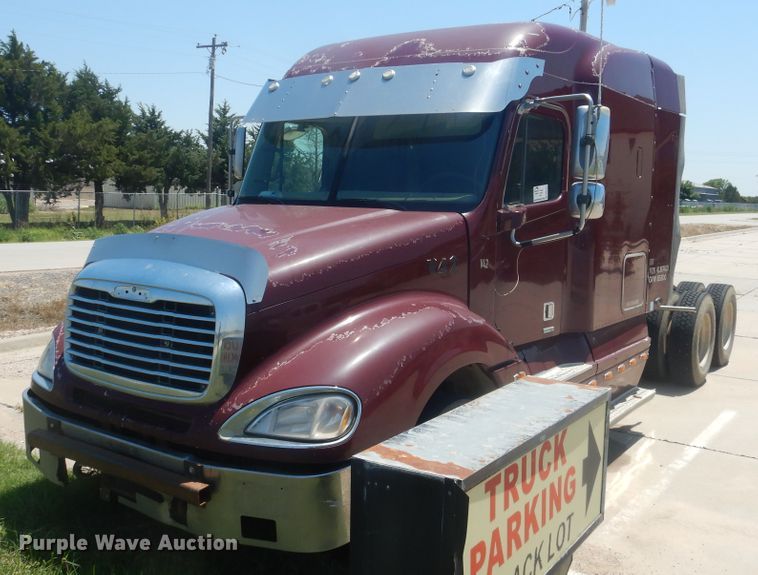 image for item DM5257 2004 Freightliner Columbia 120  semi truck