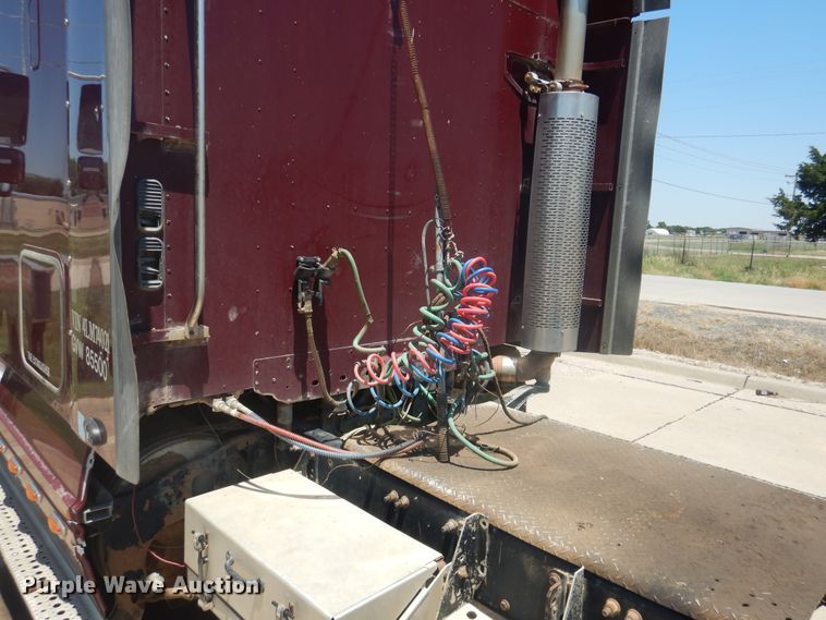 image for item DM5257 2004 Freightliner Columbia 120  semi truck