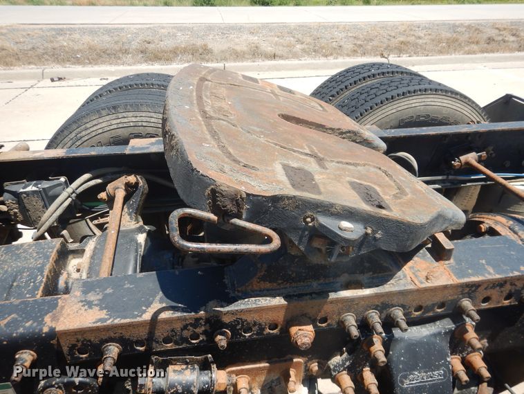 image for item DM5257 2004 Freightliner Columbia 120  semi truck