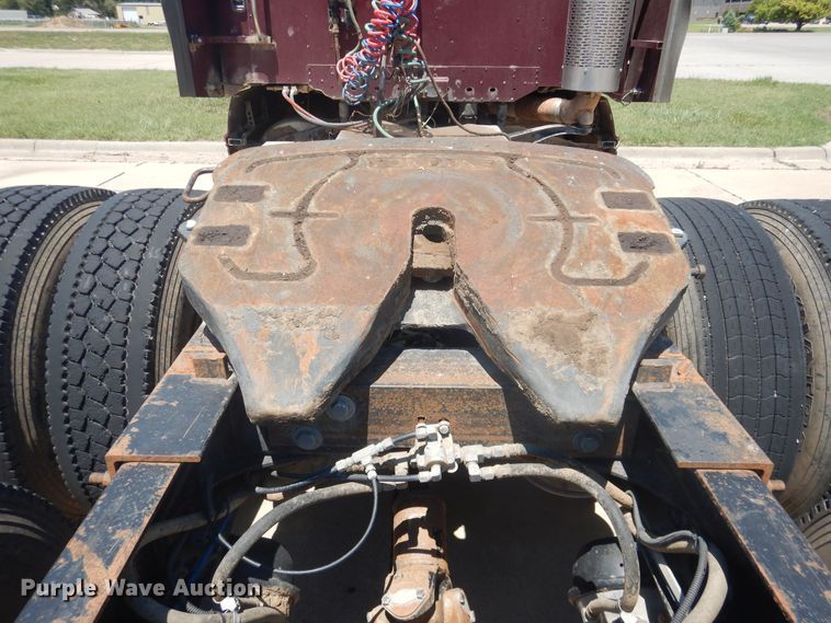 image for item DM5257 2004 Freightliner Columbia 120  semi truck