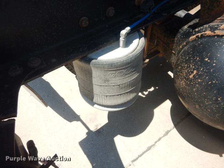 image for item DM5257 2004 Freightliner Columbia 120  semi truck