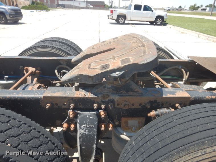 image for item DM5257 2004 Freightliner Columbia 120  semi truck