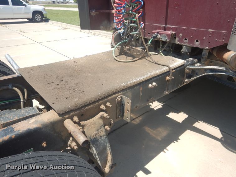 image for item DM5257 2004 Freightliner Columbia 120  semi truck