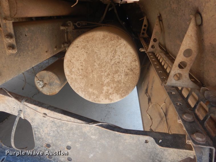 image for item DM5257 2004 Freightliner Columbia 120  semi truck