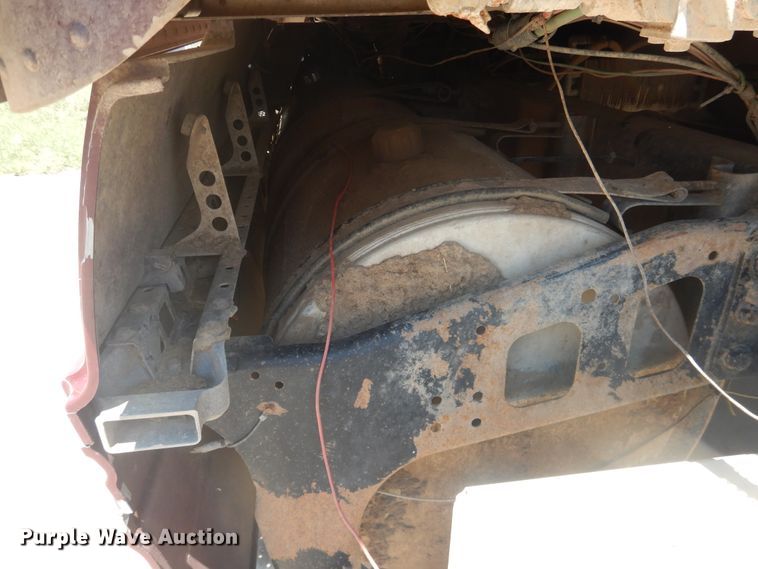 image for item DM5257 2004 Freightliner Columbia 120  semi truck