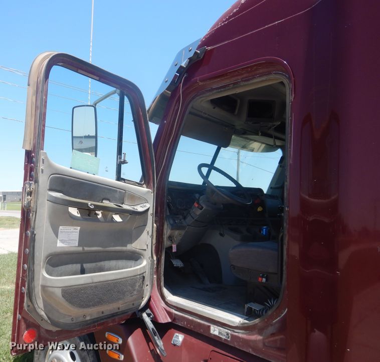 image for item DM5257 2004 Freightliner Columbia 120  semi truck