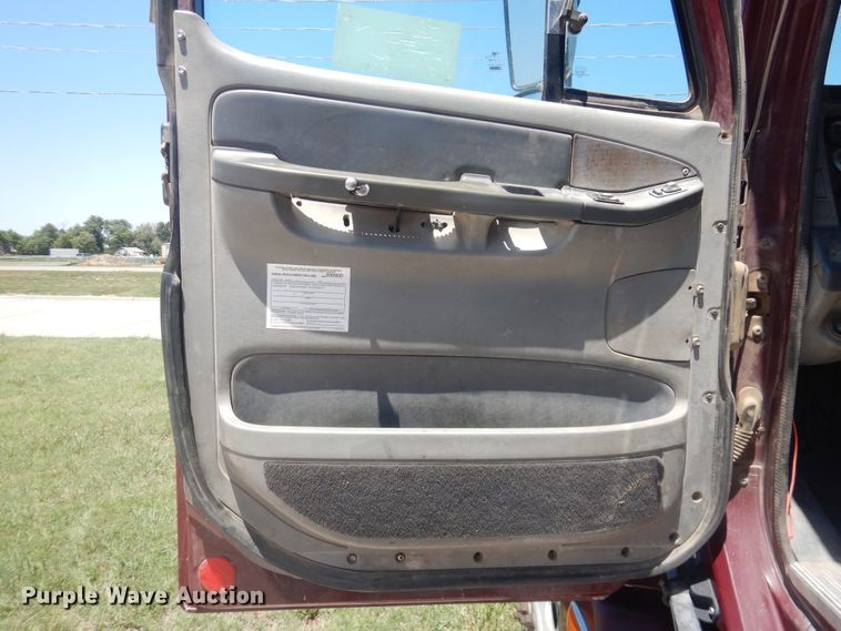 image for item DM5257 2004 Freightliner Columbia 120  semi truck