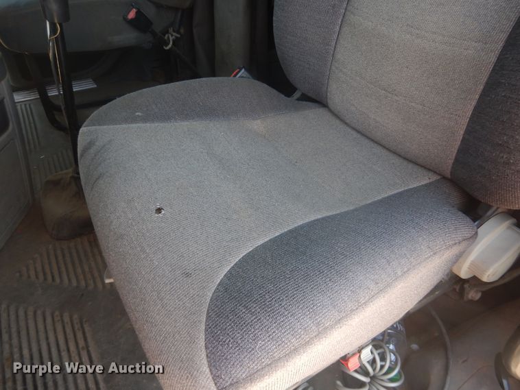 image for item DM5257 2004 Freightliner Columbia 120  semi truck