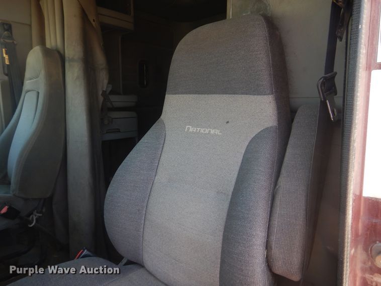 image for item DM5257 2004 Freightliner Columbia 120  semi truck