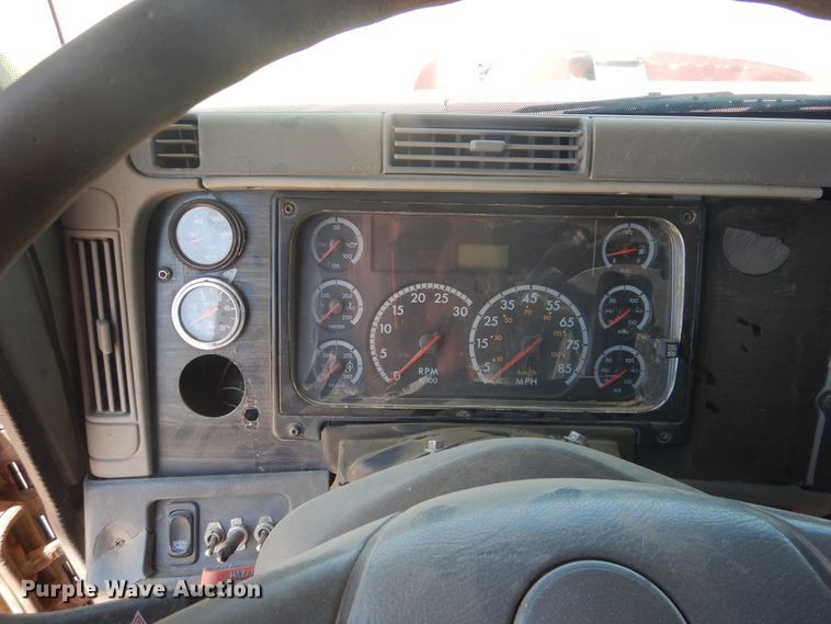 image for item DM5257 2004 Freightliner Columbia 120  semi truck