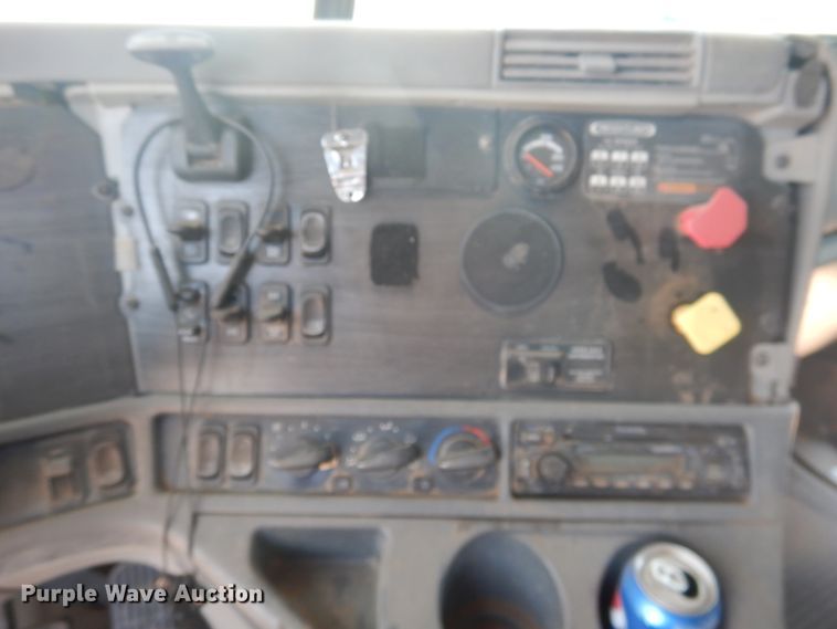 image for item DM5257 2004 Freightliner Columbia 120  semi truck