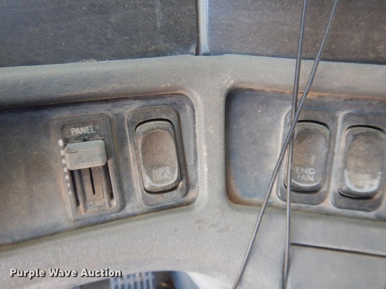 image for item DM5257 2004 Freightliner Columbia 120  semi truck