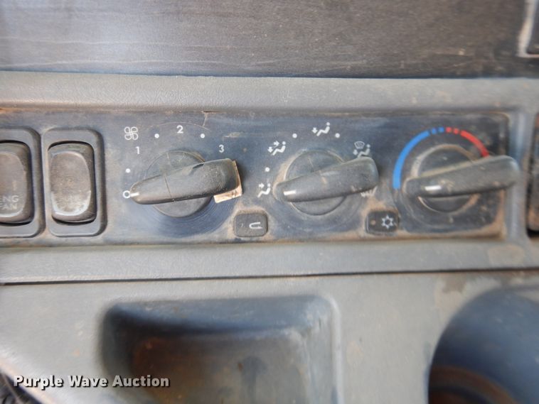 image for item DM5257 2004 Freightliner Columbia 120  semi truck