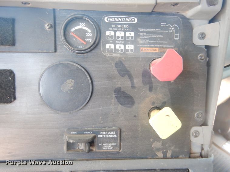 image for item DM5257 2004 Freightliner Columbia 120  semi truck