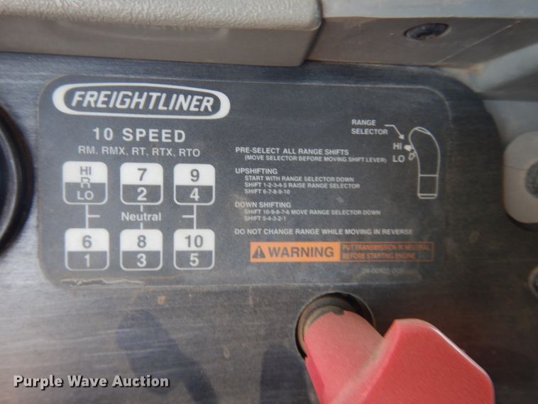 image for item DM5257 2004 Freightliner Columbia 120  semi truck