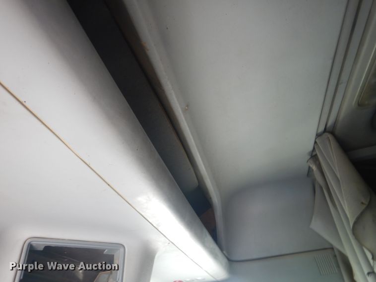 image for item DM5257 2004 Freightliner Columbia 120  semi truck