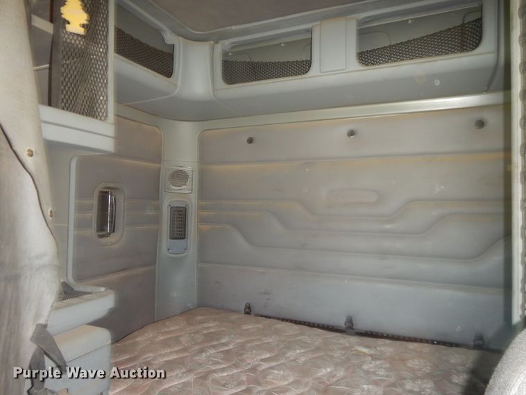 image for item DM5257 2004 Freightliner Columbia 120  semi truck