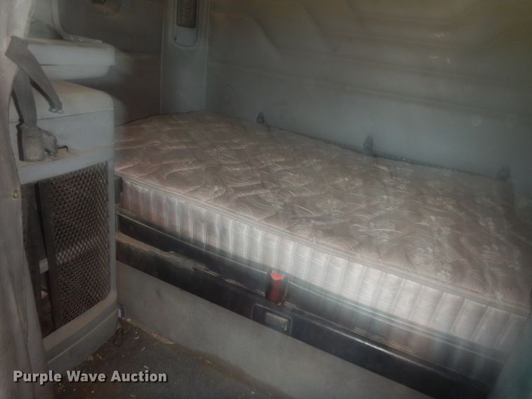 image for item DM5257 2004 Freightliner Columbia 120  semi truck