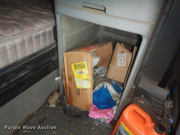 image for item DM5257 2004 Freightliner Columbia 120  semi truck