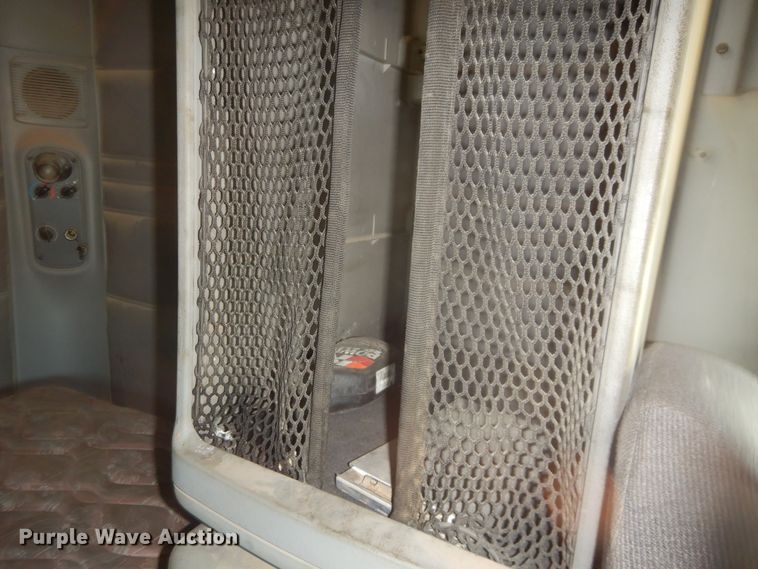 image for item DM5257 2004 Freightliner Columbia 120  semi truck