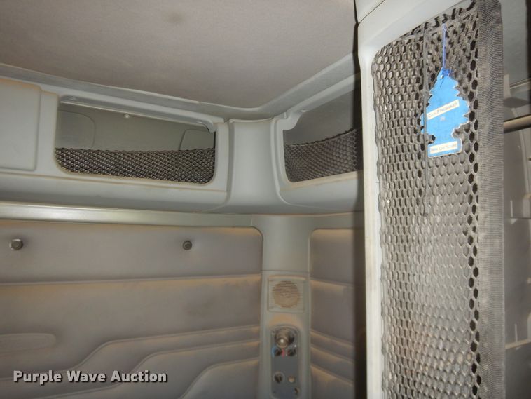 image for item DM5257 2004 Freightliner Columbia 120  semi truck