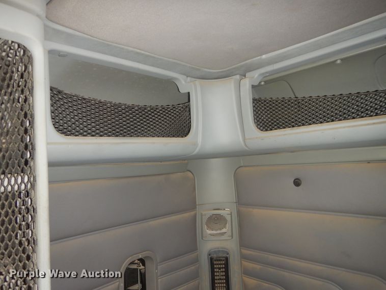 image for item DM5257 2004 Freightliner Columbia 120  semi truck