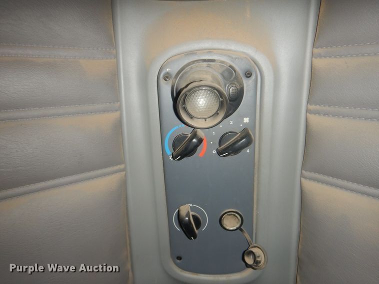 image for item DM5257 2004 Freightliner Columbia 120  semi truck