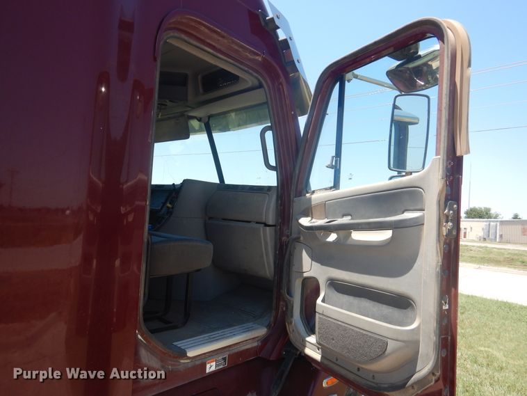 image for item DM5257 2004 Freightliner Columbia 120  semi truck