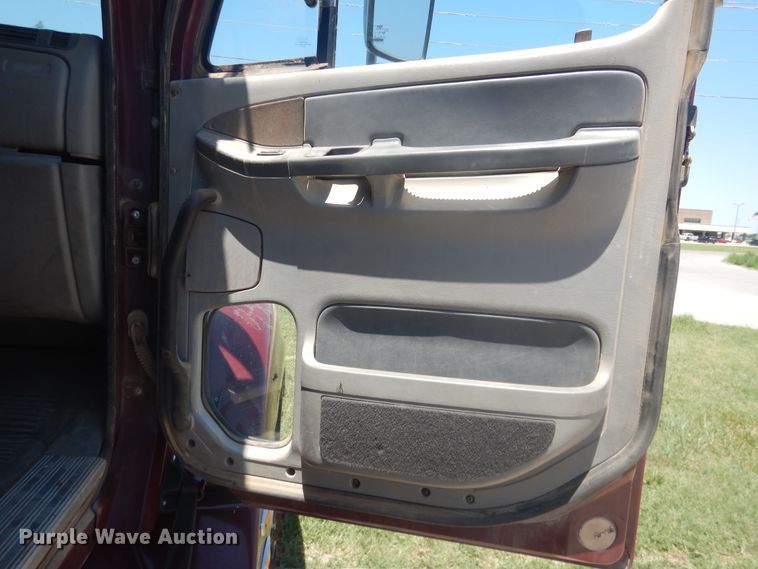 image for item DM5257 2004 Freightliner Columbia 120  semi truck