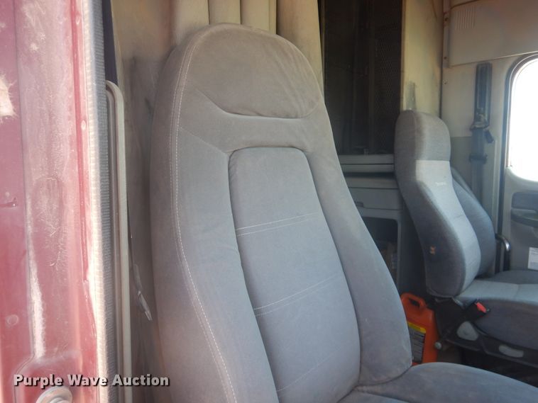 image for item DM5257 2004 Freightliner Columbia 120  semi truck