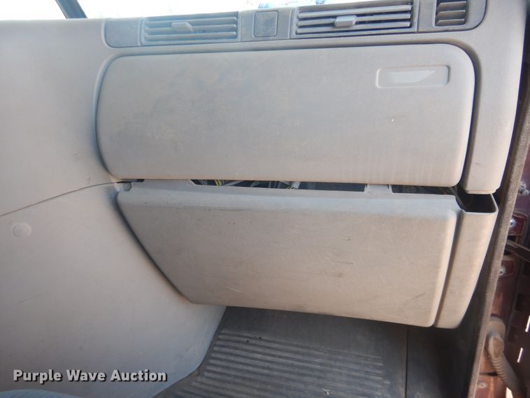 image for item DM5257 2004 Freightliner Columbia 120  semi truck