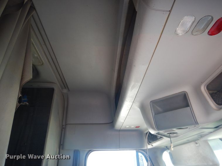 image for item DM5257 2004 Freightliner Columbia 120  semi truck