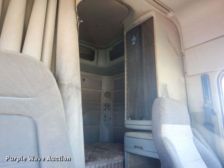 image for item DM5257 2004 Freightliner Columbia 120  semi truck