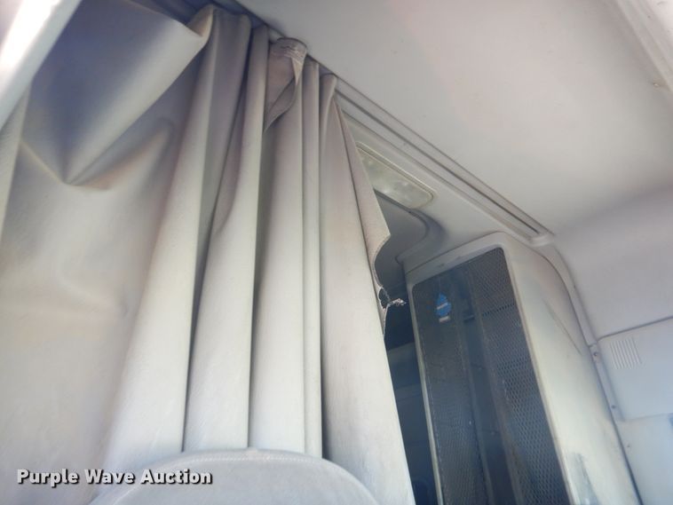 image for item DM5257 2004 Freightliner Columbia 120  semi truck