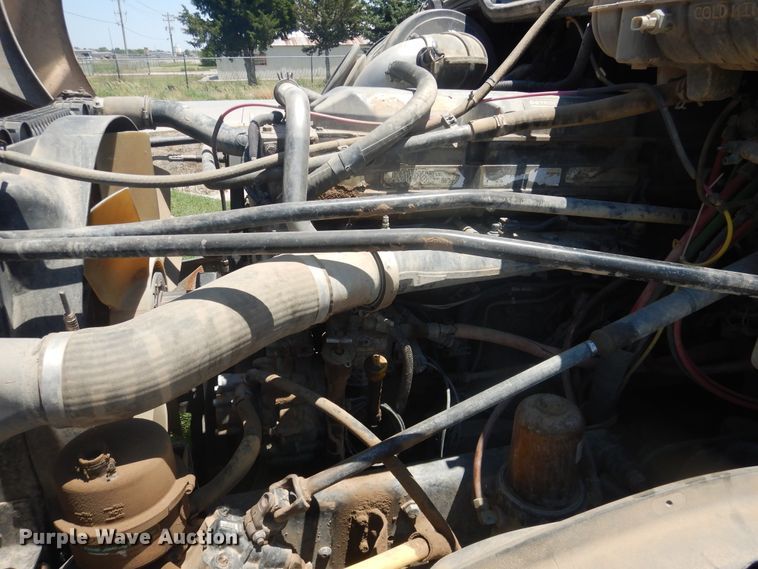 image for item DM5257 2004 Freightliner Columbia 120  semi truck