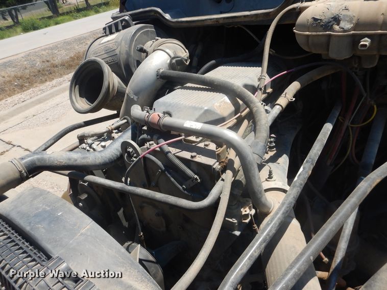 image for item DM5257 2004 Freightliner Columbia 120  semi truck