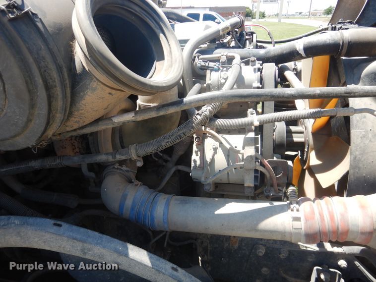 image for item DM5257 2004 Freightliner Columbia 120  semi truck