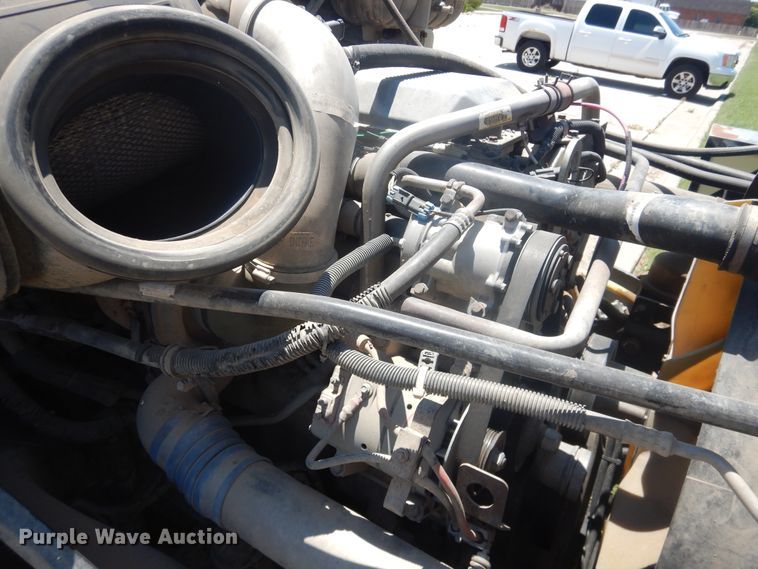 image for item DM5257 2004 Freightliner Columbia 120  semi truck