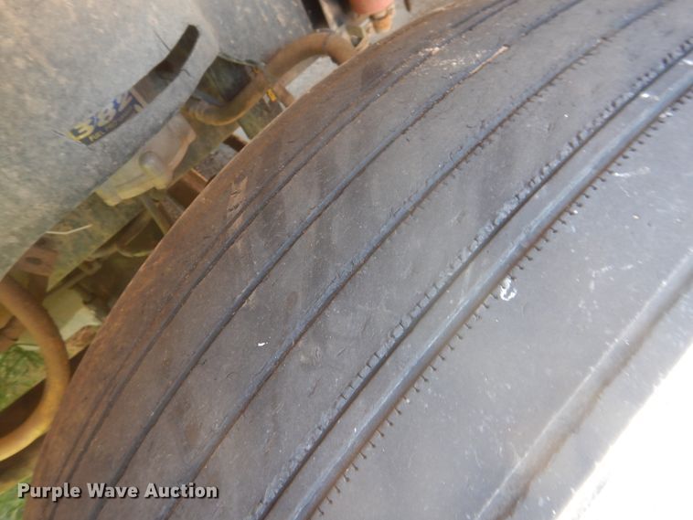 image for item DM5257 2004 Freightliner Columbia 120  semi truck