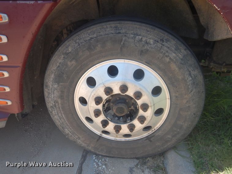 image for item DM5257 2004 Freightliner Columbia 120  semi truck