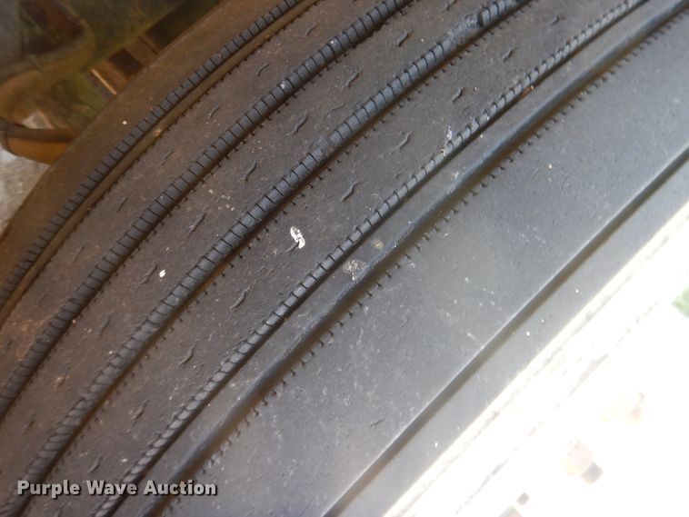 image for item DM5257 2004 Freightliner Columbia 120  semi truck