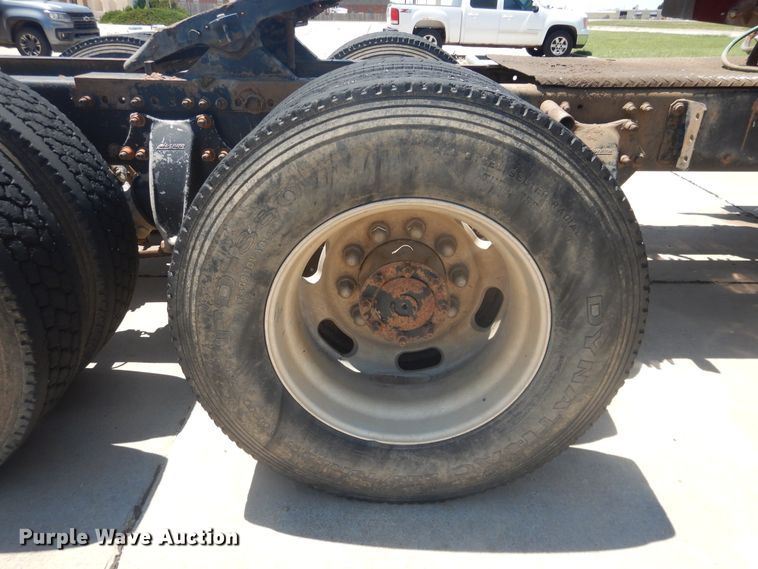 image for item DM5257 2004 Freightliner Columbia 120  semi truck