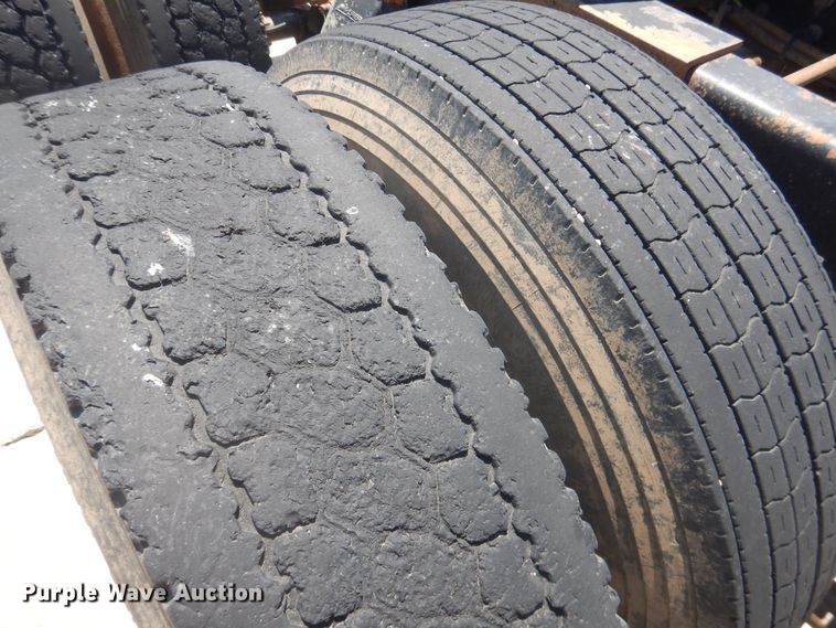 image for item DM5257 2004 Freightliner Columbia 120  semi truck