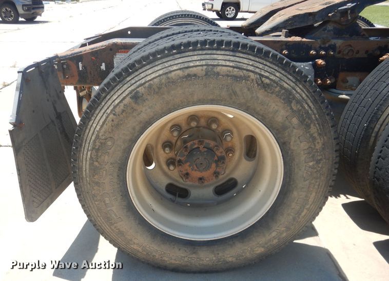 image for item DM5257 2004 Freightliner Columbia 120  semi truck