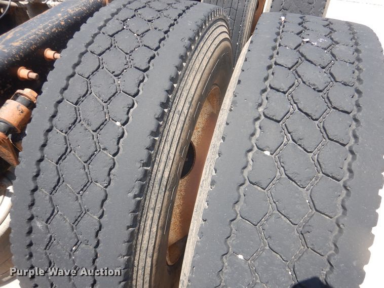 image for item DM5257 2004 Freightliner Columbia 120  semi truck