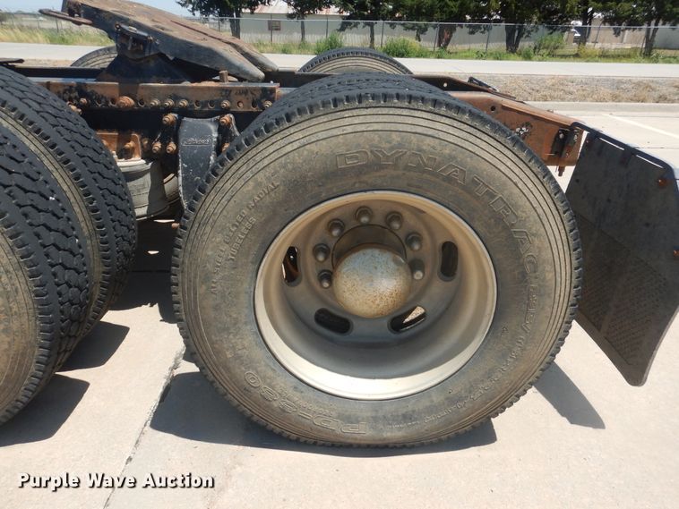 image for item DM5257 2004 Freightliner Columbia 120  semi truck