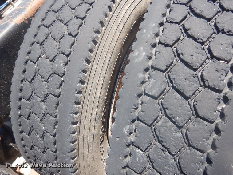 image for item DM5257 2004 Freightliner Columbia 120  semi truck